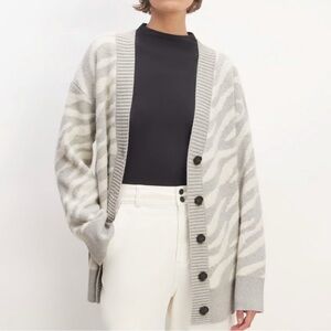 Everlane The Alpaca Tiger Jacquard Cardigan in Heathered Gray/ Snow